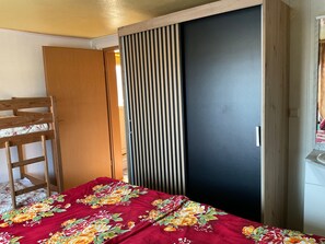 1 bedroom, bed sheets