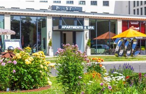 A building with a sign reading 'Apartments & Spa' and a flower garden in front. - Gorgeous apartment in Binz with indoor swimming pool (Prora/Rügen)