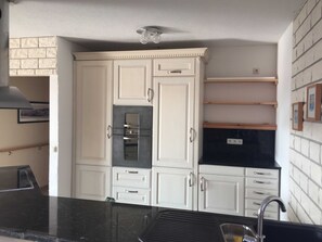 Kühlschrank, Mikrowelle, Ofen, Geschirrspüler