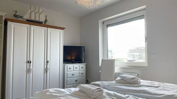 4 bedrooms, travel crib, WiFi, bed sheets