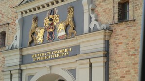 Fachada de edificio con escudo e inscripción: SITINTRA TE CONCORDIA ET PUBLICA FELICITAS.