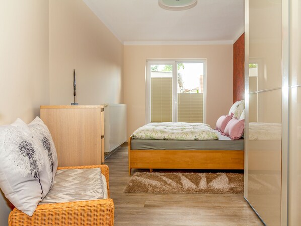 2 bedrooms, travel cot, WiFi, bed sheets