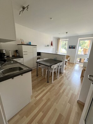 Kjøleskap, ovn, oppvaskmaskin og kaffetrakter/tekoker