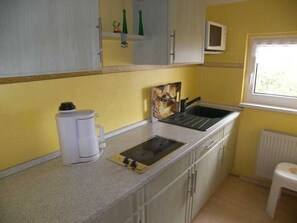 Refrigerador, microondas, cafetera y tetera y tetera eléctrica 