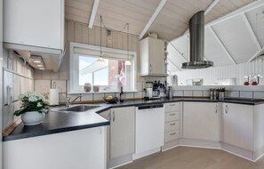 Fridge, stovetop, dishwasher, coffee/tea maker - Beautiful home in Nordborg with WiFi (Nordborg)