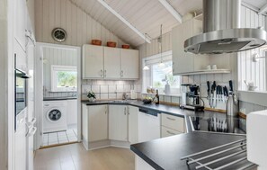 Køleskab, mikrobølgeovn, kogeplade, opvaskemaskine