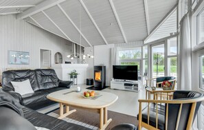 TV, fireplace, video-game console - Beautiful home in Nordborg with WiFi (Nordborg)