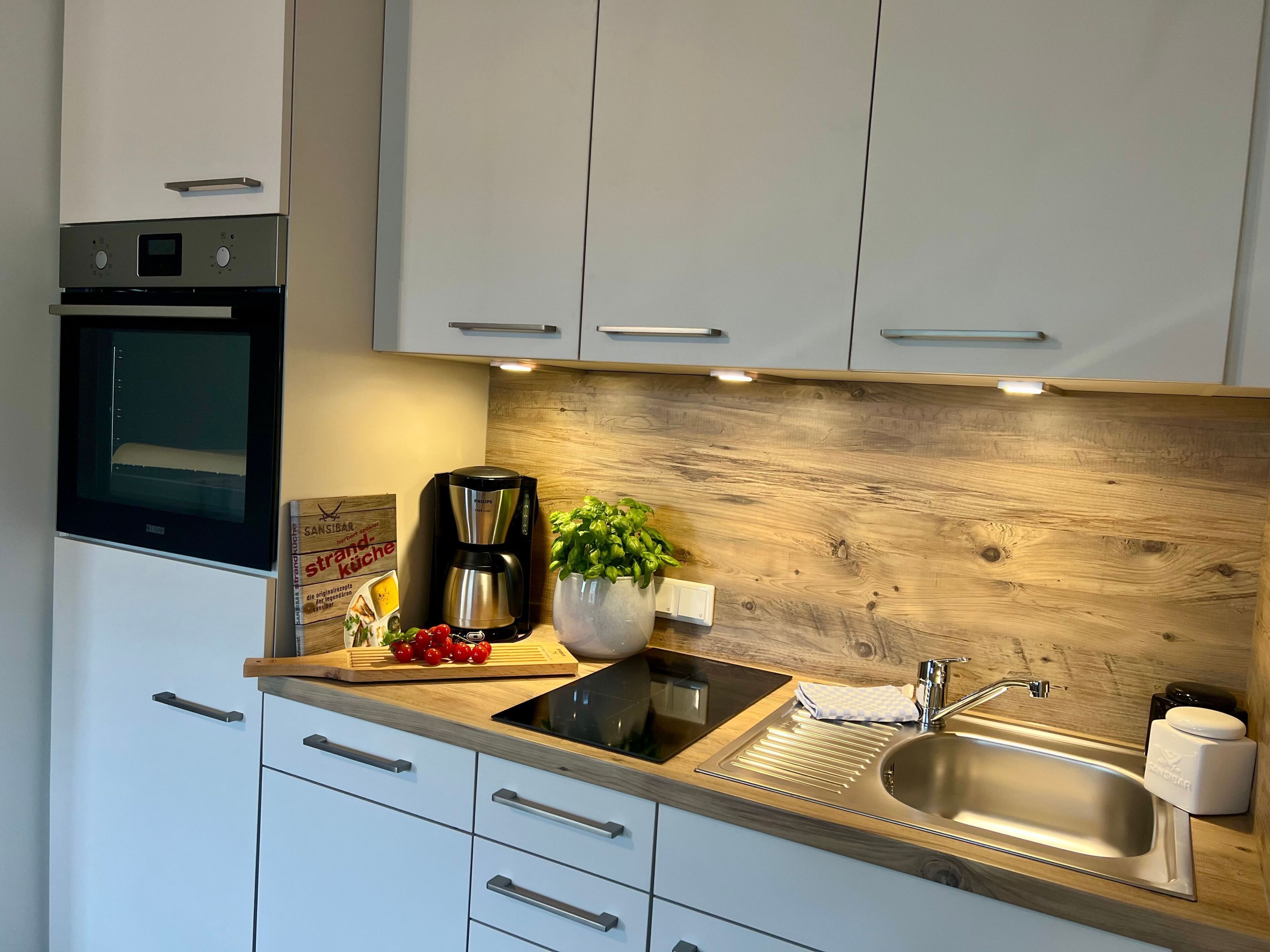 Kühlschrank, Mikrowelle, Wasserkocher mit Kaffee-/Teezubehör