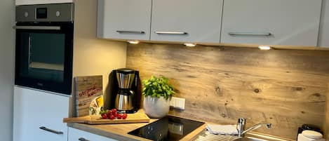 Kühlschrank, Mikrowelle, Wasserkocher mit Kaffee-/Teezubehör