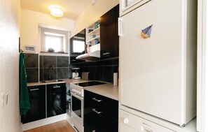 ثلاجة، موقد طهي مسطح، غسالة أطباق، ماكينة لصنع القهوة/الشاي