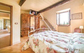 4 bedrooms, travel cot, free WiFi