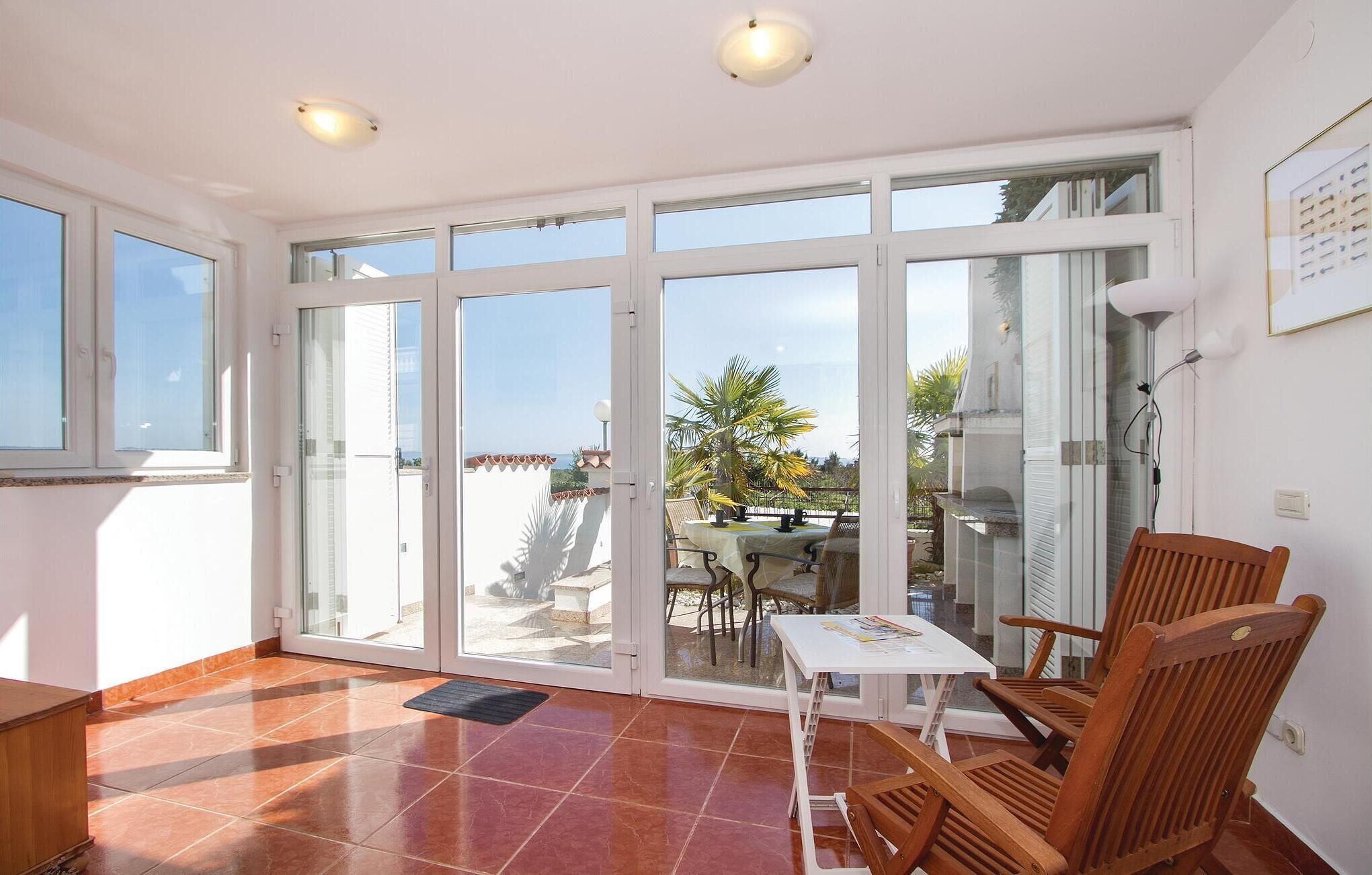 Habitación iluminada por el sol con puerta corrediza de vidrio que da a un patio exterior.