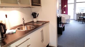 Kjøleskap, mikrobølgeovn, vannkoker og brødrister