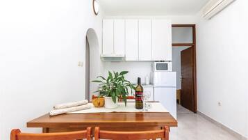 KylskÄp, spishÀll och kaffe- och tebryggare