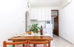 Frigorífico, placa de cocina y cafetera o tetera