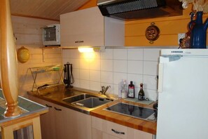 Fridge, oven - Elghaugen - Cabin, Norway (Mosvik)