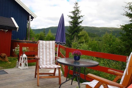 Outdoor dining. Elghaugen - Cabin, Norway
