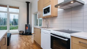 Kylskåp, spishäll, diskmaskin och kaffe- och tebryggare