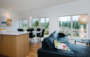 TV, fireplace, DVD player - Beautiful home in Holmsjö with WiFi (Holmsjö)