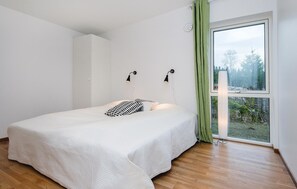 3 bedrooms, travel cot, free WiFi - Beautiful home in Holmsjö with WiFi (Holmsjö)