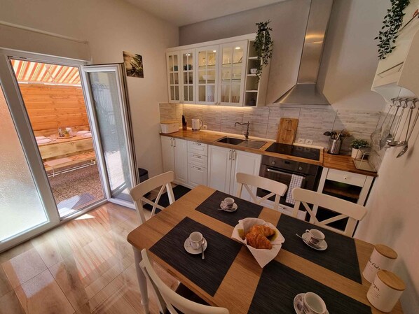 Réfrigérateur, un four, surface de cuisson, cafetière-théière