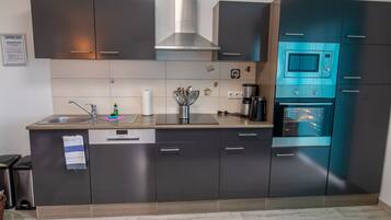 Kühlschrank, Mikrowelle, Ofen, Geschirrspüler