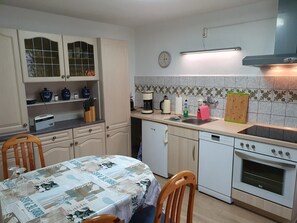 Réfrigérateur, four, lave-vaisselle, cafetière/bouilloire