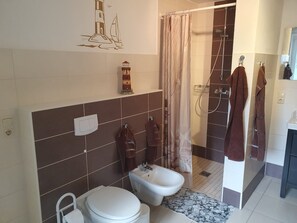 Douche, serviettes fournies