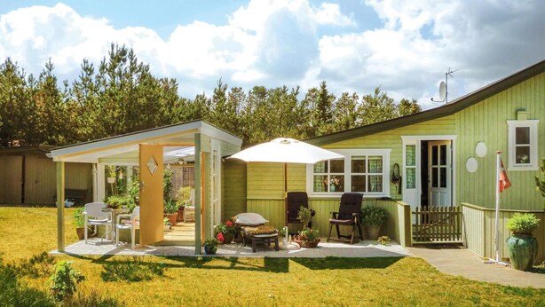 A single-story house with a covered patio area, a small garden, and a satellite dish. - 3 bedroom beautiful home in Sæby (Sæby)