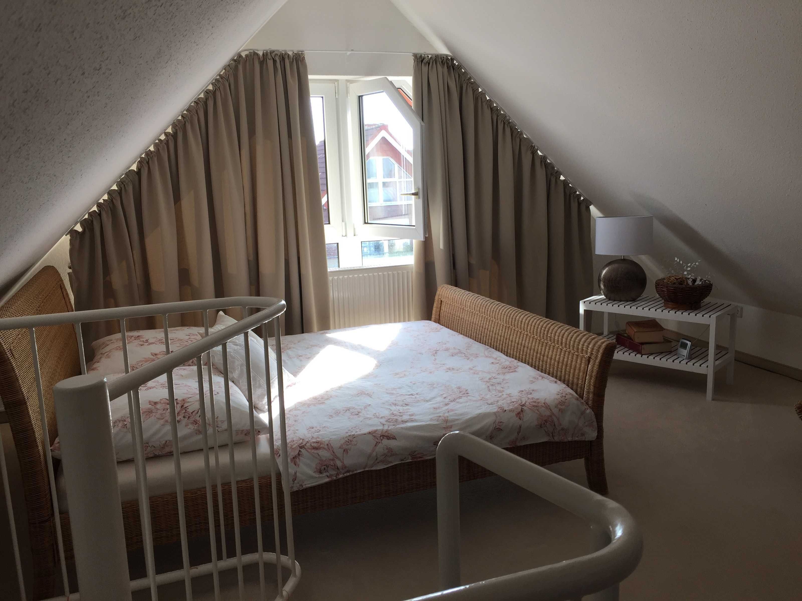 1 camera, culla da viaggio, lenzuola