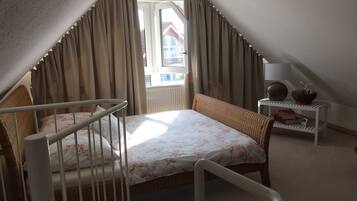 1 camera, culla da viaggio, lenzuola