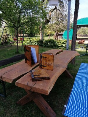 A picnic table with two wooden boxes and a notebook. - Double room 1 - Gasthaus Pension Schumbert (Erbach)