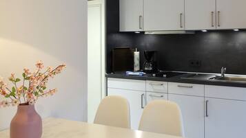 Kühlschrank, Geschirrspüler, Wasserkocher mit Kaffee-/Teezubehör