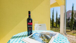A table with a checkered tablecloth, a bottle of wine, a wine glass, and a menu. - Amazing apartment in Pakostane with WiFi (Pakostane)