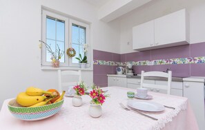 Refrigerador, microondas, placa de cocina, cafetera/tetera