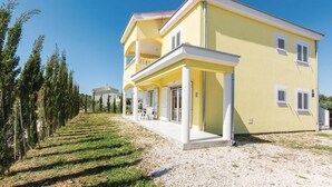 A two-story yellow building with a covered porch and multiple windows. - Amazing apartment in Pakostane with WiFi (Pakostane)