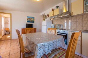 Køleskab, ovn, kogeplade, kaffe-/temaskine