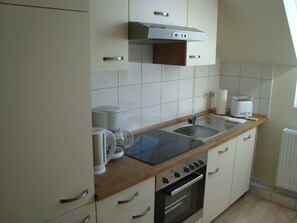 Kjøleskap, mikrobølgeovn, ovn og oppvaskmaskin