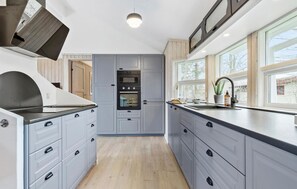 Réfrigérateur, plaque de cuisson, lave-vaisselle, cafetière/bouilloire