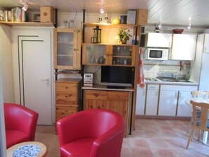 Réfrigérateur, micro-ondes, chaise haute