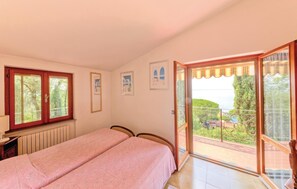 3 bedrooms, travel cot, free WiFi, bed sheets