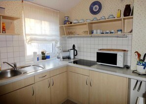 Kühlschrank, Mikrowelle, Wasserkocher mit Kaffee-/Teezubehör