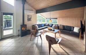 Fernseher, Kamin, DVD-Player