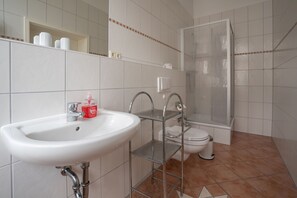 Ein Badezimmer mit Waschbecken, Toilette und Dusche.