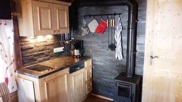 Fridge, cookware/dishes/utensils