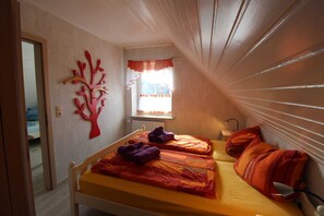 2 soverom, safe på rommet, strykejern/-brett og reiseseng for barn