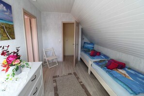 2 soverom, safe på rommet, strykejern/-brett og reiseseng for barn