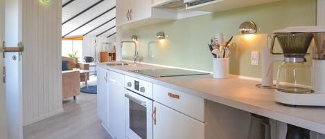 Køleskab, kogeplade, opvaskemaskine, kaffe-/temaskine