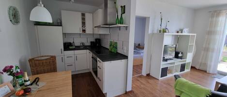 Een koelkast, een oven, een vaatwasser, een koffiezetapparaat/waterkoker