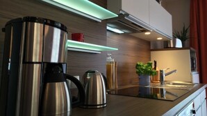 Una cocina moderna con electrodomésticos de acero inoxidable, horno integrado y una encimera elegante.